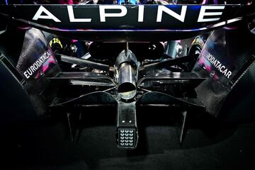 Aler車n trasero y la salida de escape del coche de F車rmula Uno BWT Alpine Racing A524 durante la presentaci車n del equipo Alpine para el 2024.
