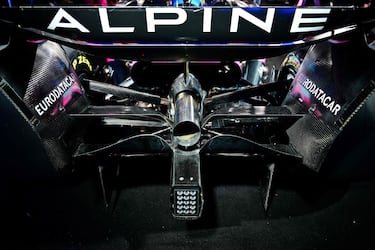Alerón trasero y la salida de escape del coche de Fórmula Uno BWT Alpine Racing A524 durante la presentación del equipo Alpine para el 2024.
