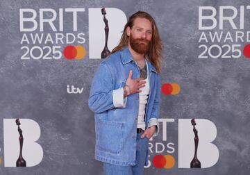 Sam Ryder posa en la alfombra de los Brit Awards 2025.