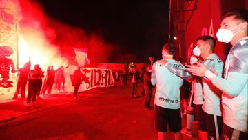 Los jugadores del Levante aplauden a su afición.