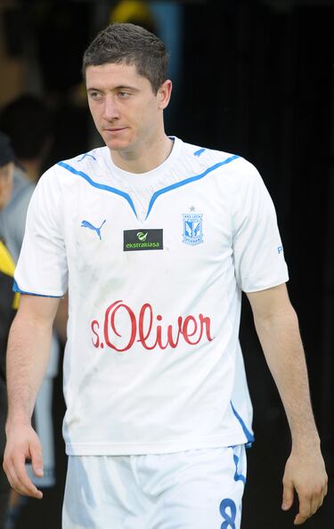 Sus comienzos están ligados al filial del Legia de Varsovia (2005-06). Después jugó en el Znicz Pruszków (2006-08) y en el Lech Poznan (2008-10) antes de acabar en su primer gran club, el Borussia Dortmund.