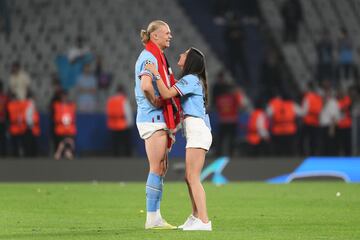 El delantero noruego del Manchester City celebró la victoria en la final de la Champions League 2023 sobre el césped del Estadio Olímpico Atatürk junto a su pareja sentimental Isabel Haugseng.