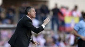 Lucas Alcaraz da instrucciones a sus jugadores ante el Atlético.