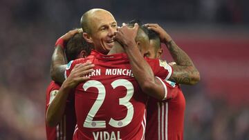 Robben se abraza con Vidal, Thiago y Lahm tras el gol. 