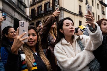 Varias personas graban el rebaño trashumante a su paso por la Catedral de la Almudena.