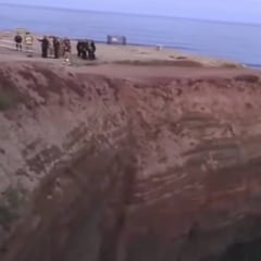 Usa la correa del perro para bajar por un acantilado y salvar a dos bebés y un padre suicida