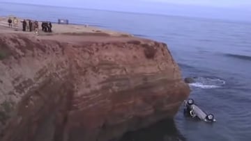 Imagen de un coche en el agua, bajo unos acantilados de San Diego (California, Estados Unidos), con los servicios de emergencia trabajando tras el rescate de dos ni&ntilde;as y un padre suicida. 