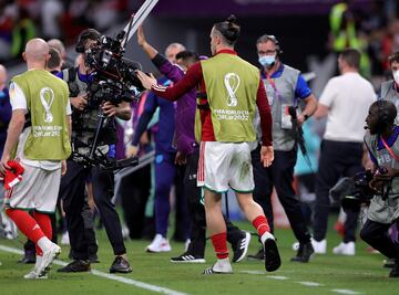 Así reaccionó Gareth Bale cuando quedó apeado del Mundial. El inefable futbolista dio varias muestras de su mal humor después de que su selección encajara la derrota contra Inglaterra, como la que muestra esta fotografía, en la que el exmadridista tapa con su mano la cámara de un reportero que está cubriendo el encuentro. 
