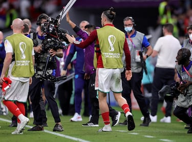 Así reaccionó Gareth Bale cuando quedó apeado del Mundial. El inefable futbolista dio varias muestras de su mal humor después de que su selección encajara la derrota contra Inglaterra, como la que muestra esta fotografía, en la que el exmadridista tapa con su mano la cámara de un reportero que está cubriendo el encuentro. 
