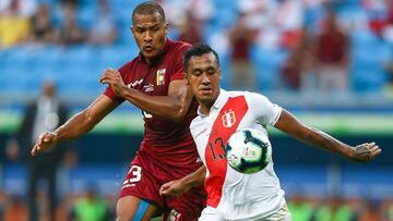 PORTO ALEGRE, BRAZIL - JUNE 15: Renato Tapia of Peru battles for the ball against Jos&eacute; Salom&oacute;n Rond&oacute;n of Venezuela during the Copa America Brazil 2019 Group A match between Venezuela and Peru at Arena do Gremio stadium on June 15, 201