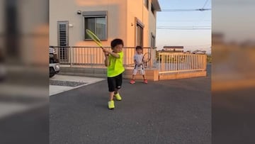 Mini Federer y mini Djokovic rompen las redes con su revés