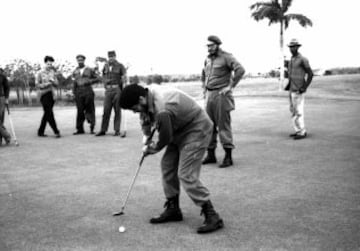 Fidel Castro observa al "Ché" Guevara jugando al golf en la Colina Villareal en La Habana.