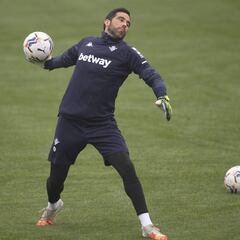 Claudio Bravo, el primero en regresar a los entrenamientos