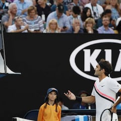 El ojo de halcón irrita a Federer y le empuja a semifinales