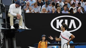 El ojo de halcón irrita a Federer y lo empuja a su 14ª semifinal