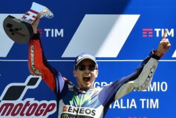 Jorge Lorenzo celebra en el podio la ajustada victoria de MotoGP en el circuito de Mugello.