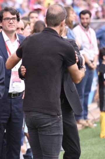 Saludo entre Gaizka Garitano y Simeone.