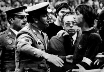 La primera expulsi¨®n de Cruyff en la Liga espa?ola, el 9 de febrero de 1975, vino acompa?ada de un gran l¨ªo cuando, tras verla roja por protestar al ¨¢rbitro, se neg¨® a irse del campo y tuvo que ser invitado a hacerlo por la polic¨ªa.