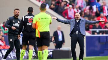 MADRID, SPAIN - NOVEMBER 06: Diego Martinez, Manager of RCD Espanyol reacts during the LaLiga Santander match between Atletico de Madrid and RCD Espanyol at Civitas Metropolitano Stadium on November 06, 2022 in Madrid, Spain. (Photo by Diego Souto/Quality Sport Images/Getty Images)