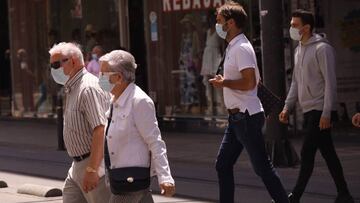 Varias personas pasean con mascarilla en una calle de Vitoria-Gasteiz, Álava, País Vasco (España)