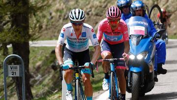 Miguel &Aacute;ngel L&oacute;pez y Richard Carapaz durante la etapa 20 del Giro de Italia.