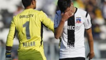 El jugador de Colo Colo, Cristian Gutierrez, derecha, se lamenta luego de recibir tarjeta roja durante el partido contra O'Higgins por primera división disputado en el estadio Monumental de Santiago, Chile.