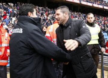 Simeone y Pablo Franco se saludan. 