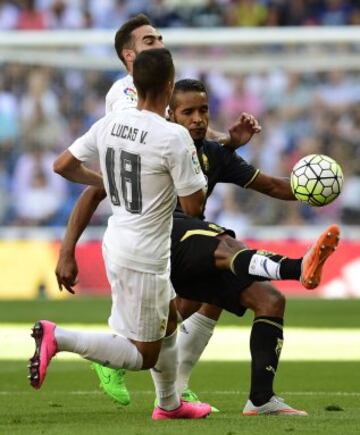 El-Arabi lucha por la pelota ante Carvajal y Lucas Vázquez.