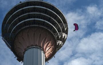 Impresionantes imágenes del Salto Internacional de la Torre en Kuala Lumpur