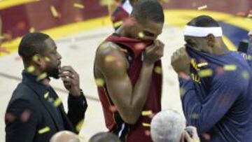 Dwyane Wade, Chris Bosh y LeBron James después del partido entre los Cavaliers y los Heat.