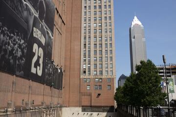 Operarios trabajando en la retirada del cartel del alero, LeBron James, en Cleveland (Ohio) tras el anuncio de su fichaje por los Ángeles Lakers.