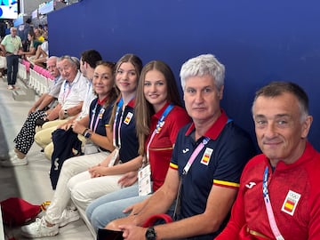 La Princesa Leonor y la Infanta Sofía viendo a la selección española de waterpolo masculino. 