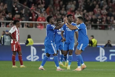 1-1. El delantero francés celebra el tanto con Vinicius.