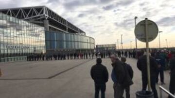 Ayer miércoles se produjeron largas colas en las taquillas del RCDE Stadium para hacerse con entradas para el Espanyol-Betis.