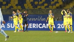 Meneses brilla y la U. de Conce toma ventaja ante el Bolívar