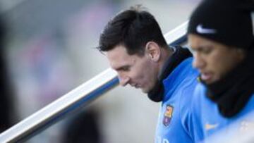 Messi sale a un entrenamiento del Barcelona.