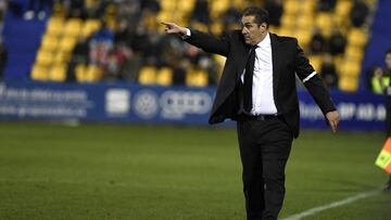 Sandoval cumple 52 años a la espera de su debut azulón