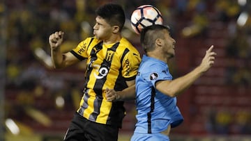 ASU01. ASUNCIÓN (PARAGUAY), 25/05/2017.- El jugador del Guaraní Antonio Marín (i) disputa el balón con Mauricio Zenteno (d), del Iquique, durante un partido por la fase de grupos de la Copa Libertadores 2017 entre Guaraní