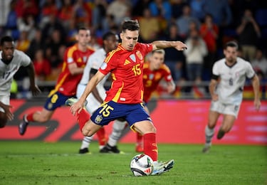 España no falla para despedir el 2024. Bryan Zaragoza, que él mismo forzó el penalti, él mismo se encargó de marcarlo. Disparo ajustado al palo izquierdo, superando la estirada abajo de Mvogo. 