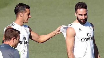 Lucas Vázquez tirando de la camiseta a Dani Carvajal durante un entrenamiento con el Real Madrid.