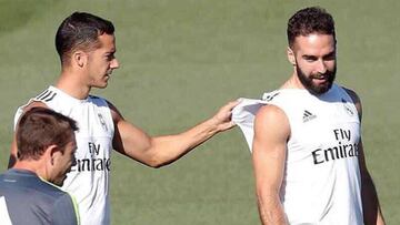 Lucas V&aacute;zquez tirando de la camiseta a Dani Carvajal durante un entrenamiento con el Real Madrid.