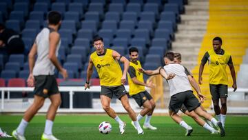 Robert Lewandowski, rodeado de ‘rivales’ en el entrenamiento de ayer.