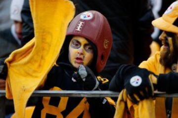 No sabemos qué pasa con los aficionados de los Steelers que pese a la victoria clara no sale ninguno ni medio contento en las fotos. En esta, el hijo de la Familia Adams.