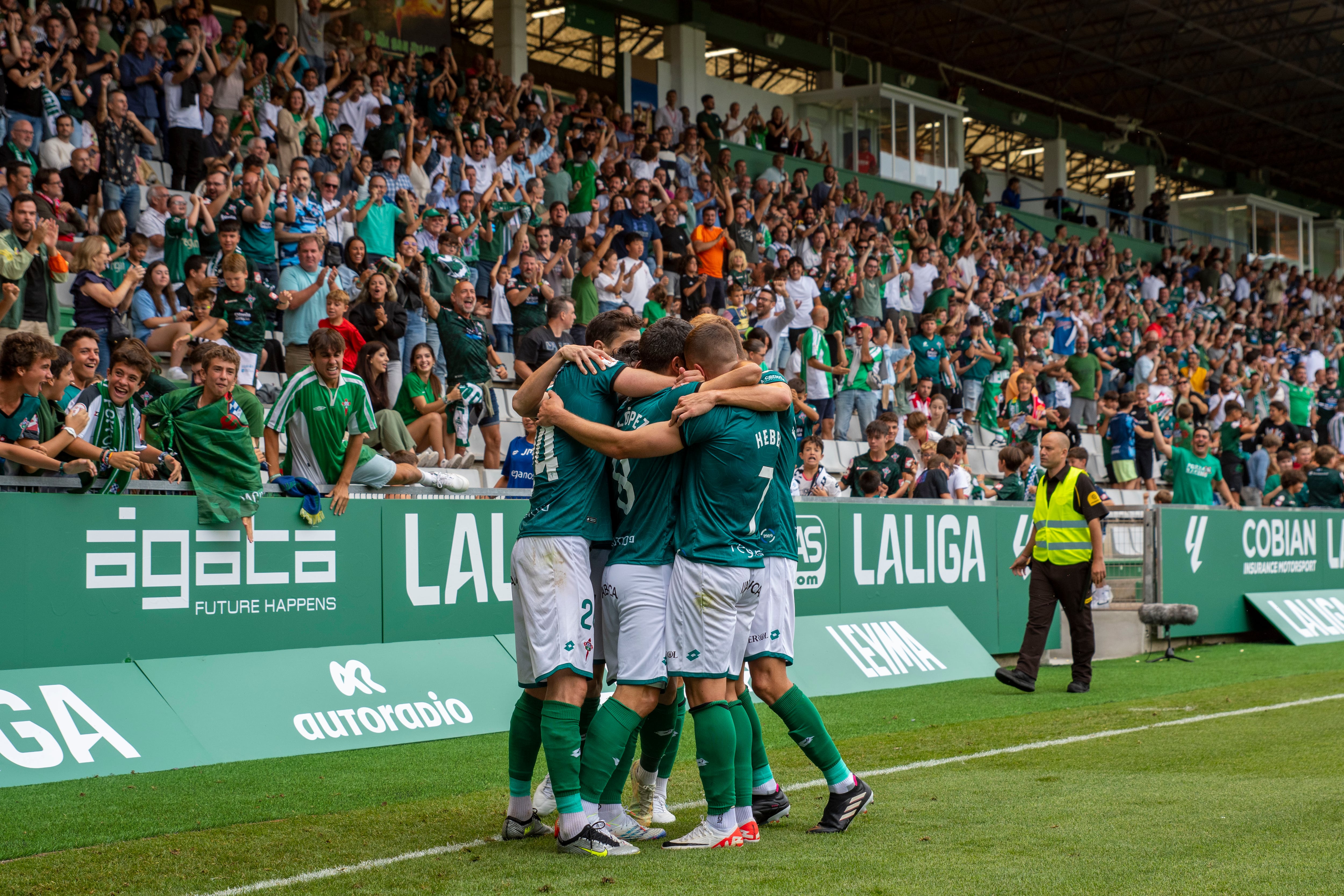 Durante el juego jugado en agosto de 2023, los jugadores de Ferol Racing celebran un gol en un Malata contra Sporting de Kijan.