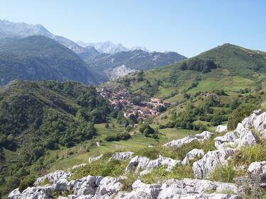 Este pueblo forma parte del llamado Camino Vadiniense, una ruta jacobea situada entre Cantabria y Castilla y León, que une el Camino del Norte y el Camino Francés. Es una de las mejores rutas para profundizar en el paisaje de los Picos de Europa.