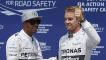 Nico Rosberg, felicitado por la Pole por Hamilton.