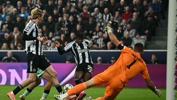 Newcastle United's English midfielder #20 Anthony Elanga (R) shoots but fails to score during the UEFA Champion's League league-stage football match between Newcastle United and Athletic Bilbao at St James' Park in Newcastle-upon-Tyne, north east England on November 5, 2025. (Photo by Paul ELLIS / AFP)