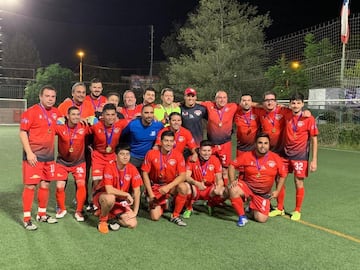 González, de negro, en su academia de fútbol.