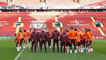 Los jugadores del Real Madrid, durante el entrenamiento en Anfield.