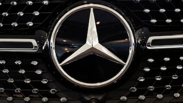 FILE PHOTO: A logo of Mercedes-Benz is seen inside a Mercedes-Benz car dealer in Arnhem, Netherlands February 18, 2025. REUTERS/Piroschka van de Wouw/File Photo